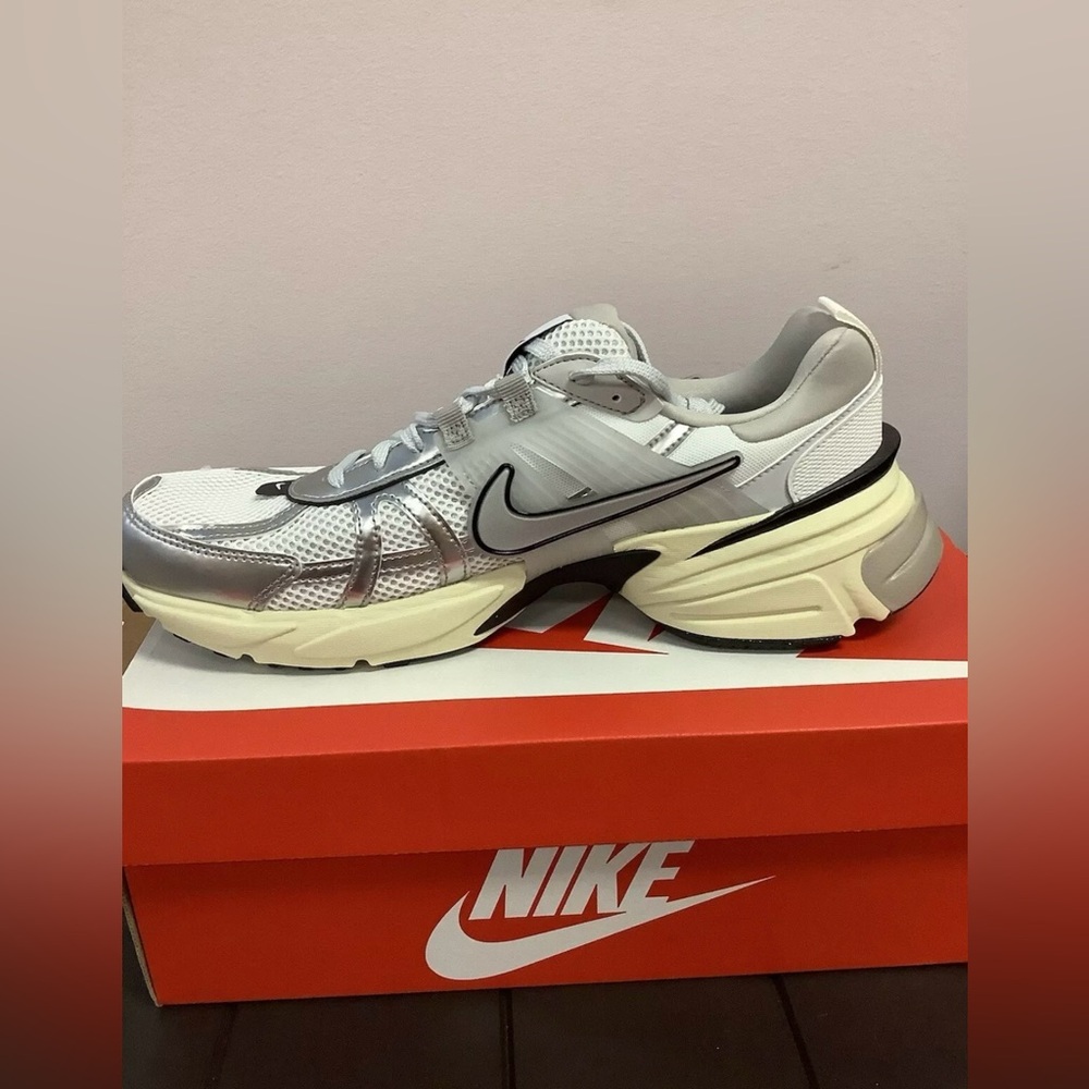 Nike V2K Run Shoes Women’s size 8